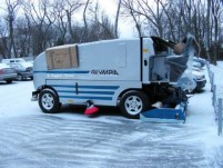 Машина для натирания льда на катке Челюскин, который уже открылся в парке. Снимок сделан в декабре 2006, когда каток еще не сделали. 