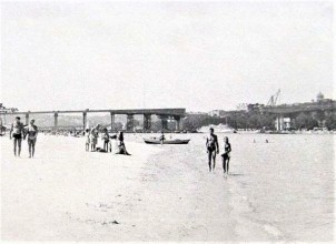 Городской пляж, левый берег Дона, Ворошиловский мост в стадии строительства. Ростов-на-Дону, 1964 г.